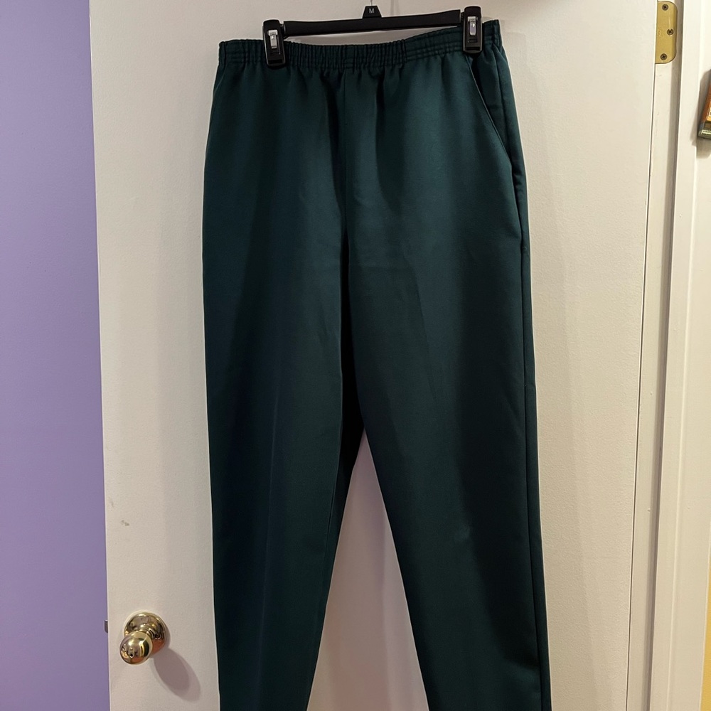 Hunter green pull on pants with pockets. Briggs New York size 12